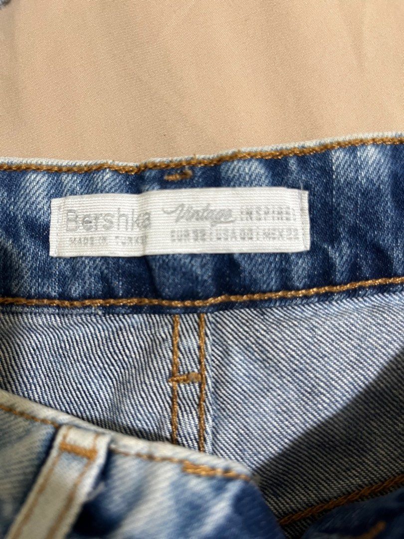 BERSHKA Denim shorts (Category: Shorts) located in Baguio. Submitted by depopruby (Listing ID 1300219166, Image 3). Description: RFS: declutterring XXS-S No flaws.