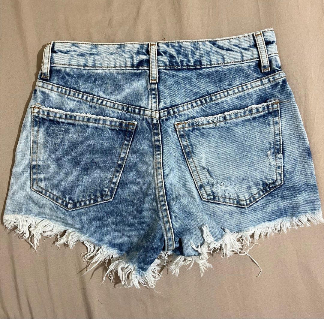 BERSHKA Denim shorts (Category: Shorts) located in Baguio. Submitted by depopruby (Listing ID 1300219166, Image 2). Description: RFS: declutterring XXS-S No flaws.