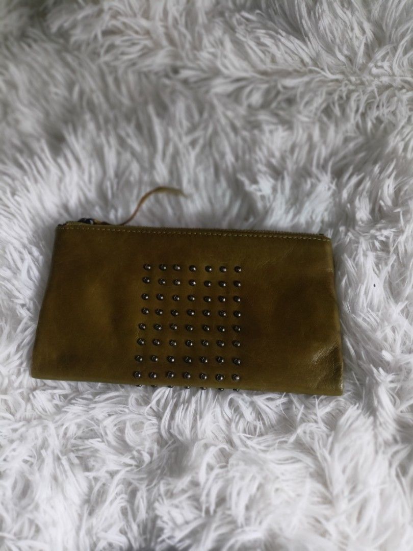 Grassy Green Genuine Leather Wallet (Category: Wallets & Card holders) located in Bulacan. Submitted by usererror0000 (Listing ID 1300146910, Image 1). Description: Natawa lang ako sa name🫰😂 pero for sale sya tlga. Dami ko na wallet.