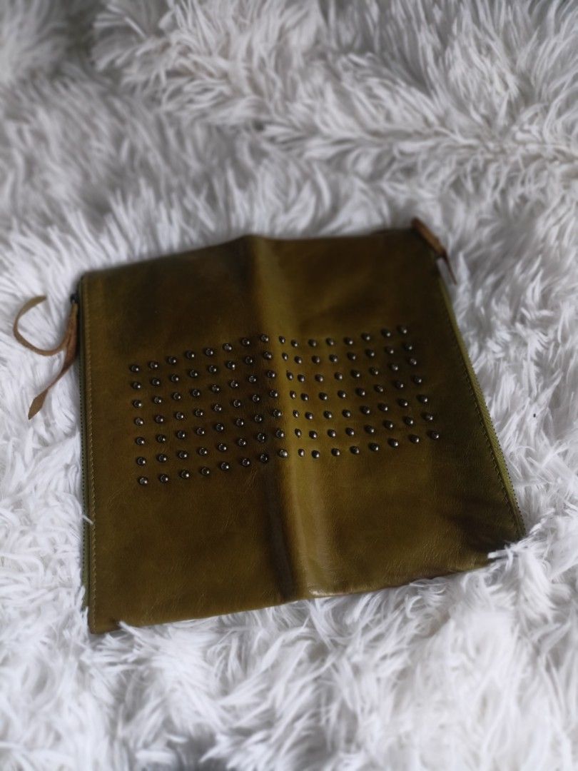 Grassy Green Genuine Leather Wallet (Category: Wallets & Card holders) located in Bulacan. Submitted by usererror0000 (Listing ID 1300146910, Image 2). Description: Natawa lang ako sa name🫰😂 pero for sale sya tlga. Dami ko na wallet.