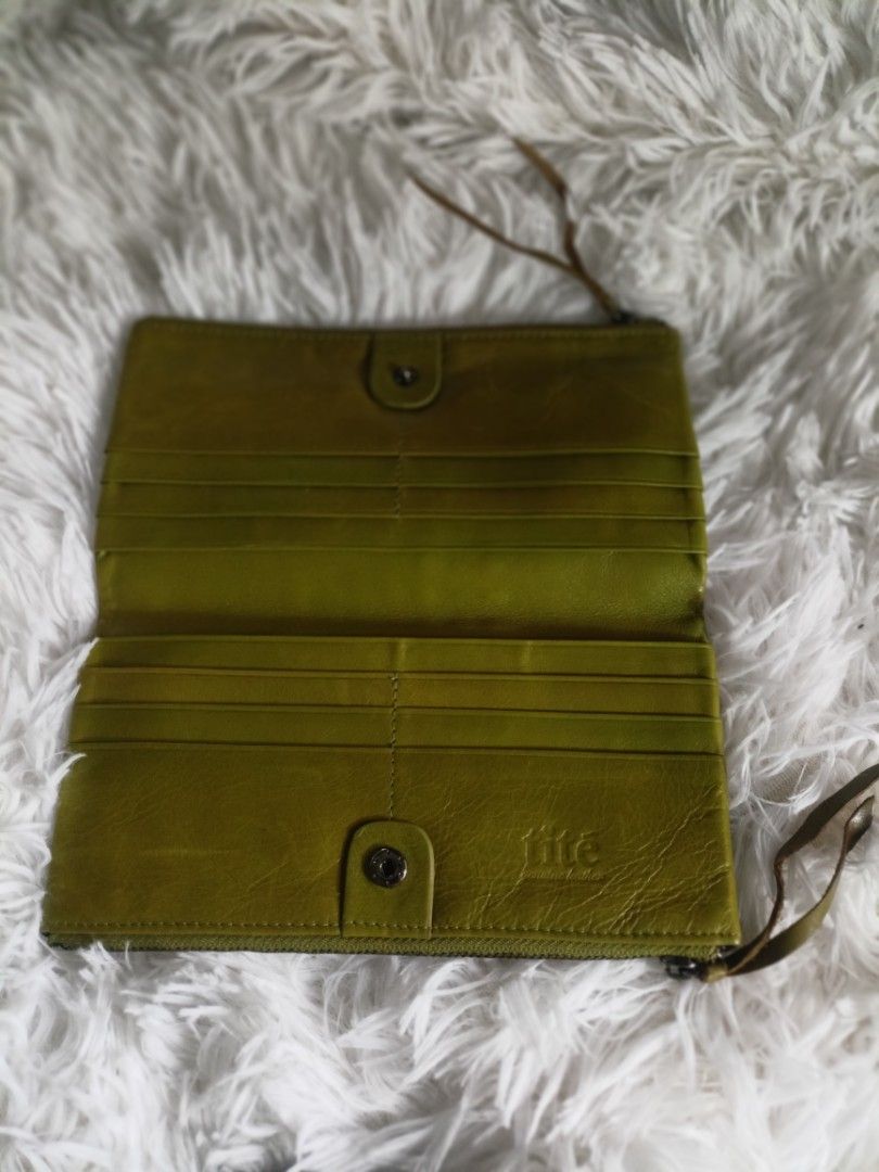 Grassy Green Genuine Leather Wallet (Category: Wallets & Card holders) located in Bulacan. Submitted by usererror0000 (Listing ID 1300146910, Image 3). Description: Natawa lang ako sa name🫰😂 pero for sale sya tlga. Dami ko na wallet.