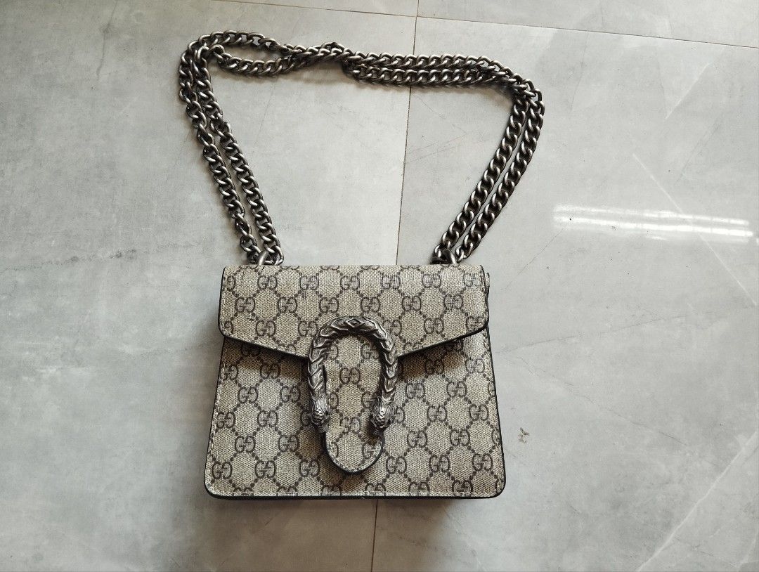 Gucci Supreme Padlock Chain Shoulder Bag (Category: Luxury Bags & Wallets) located in Bago City. Submitted by nebg0699-24715 (Listing ID 1300155085, Image 1). Description: For Sale Ukay-ukay Bag📢 Gucci GG Supreme Padlock Chain Shoulder Bag📌 🔸Verygood Condition 🔸6.5 lenght 🔸8 width Pm/Dm📩.