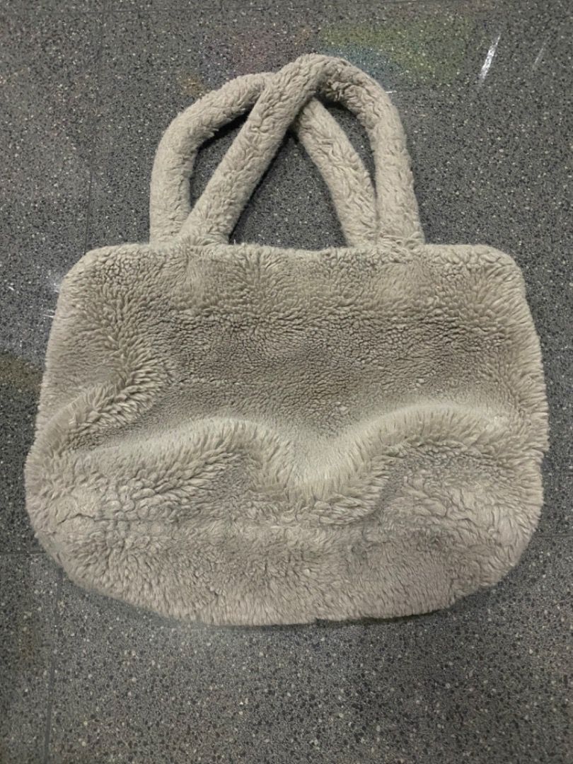 H&M Faux Fur Bag (Category: Tote Bags) located in Manila. Submitted by janicaking (Listing ID 1300232520, Image 1). Description: Manage ur expectations. Used countless times. Pm if interested! 📍Pandacan, Manila.