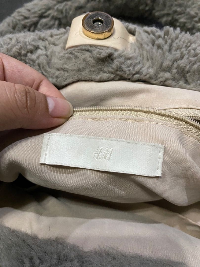 H&M Faux Fur Bag (Category: Tote Bags) located in Manila. Submitted by janicaking (Listing ID 1300232520, Image 3). Description: Manage ur expectations. Used countless times. Pm if interested! 📍Pandacan, Manila.