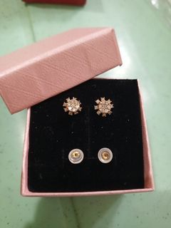K18 diamond earring with halo