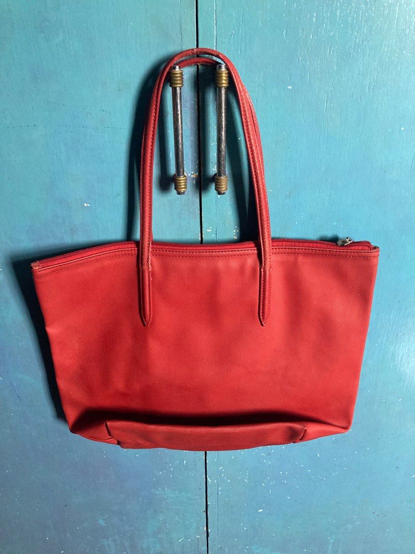 Lacoste Vertical Tote (Category: Luxury Bags & Wallets) located in San Pablo. Submitted by dtanne (Listing ID 1300219722, Image 2). Description: Hindi sya gamit na gamit. May konting cracks lang sa handle which is usual sa Lacoste bags. Nasakin pa ata tags, plastic at paperbag nito. Bought this at Gateway..