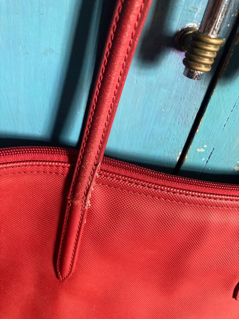 Lacoste Vertical Tote (Category: Luxury Bags & Wallets) located in San Pablo. Submitted by dtanne (Listing ID 1300219722, Image 3). Description: Hindi sya gamit na gamit. May konting cracks lang sa handle which is usual sa Lacoste bags. Nasakin pa ata tags, plastic at paperbag nito. Bought this at Gateway..