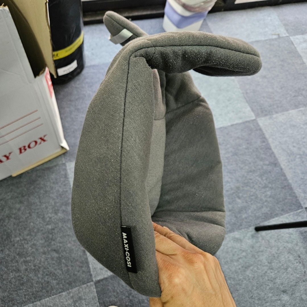 Maxi cosi new born insert (Category: Strollers) located in Pasig City. Submitted by trisporthunter (Listing ID 1300166450, Image 2). Description: maxi cosi insert for new born.