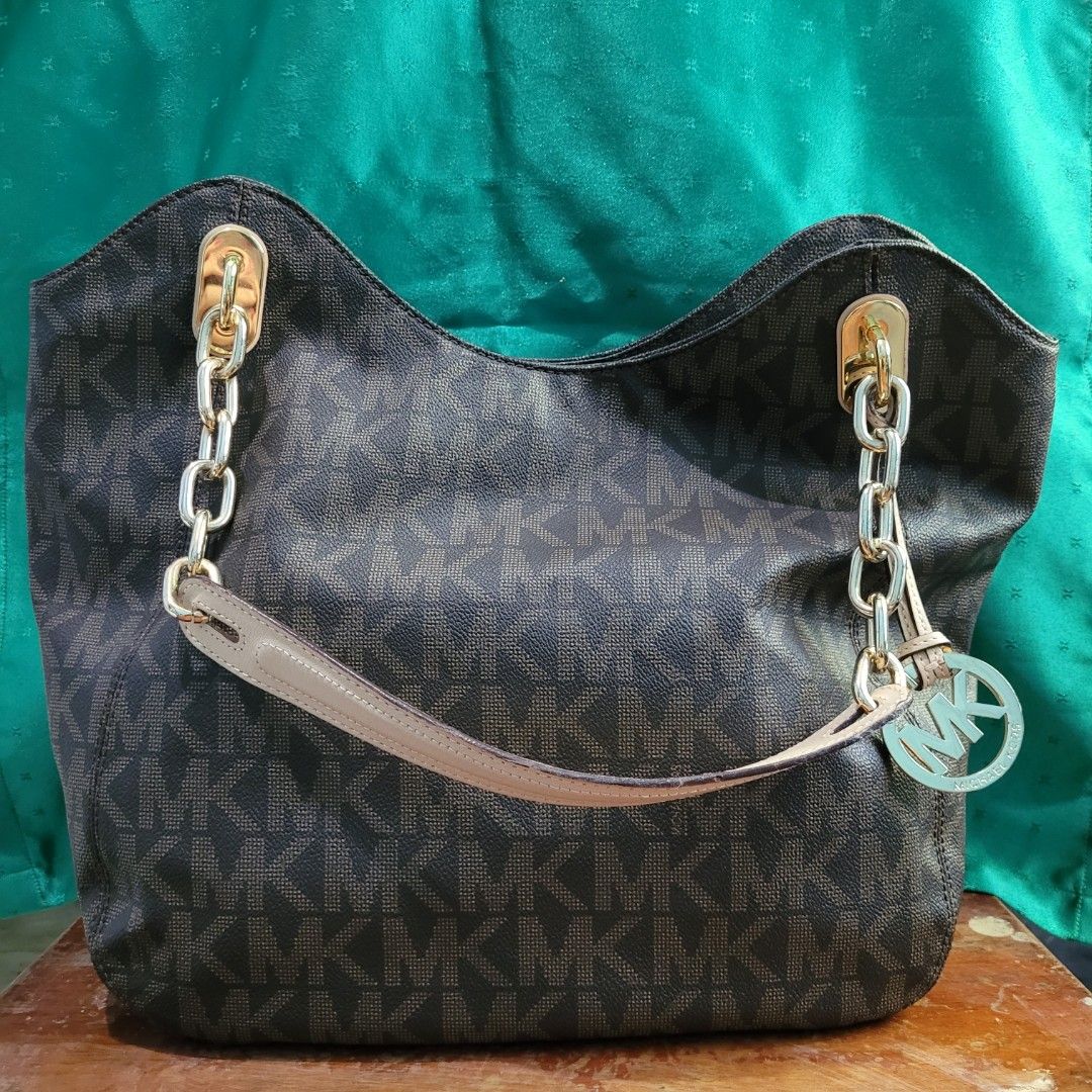 Michael Kors Lilly tote bag large (Category: Luxury Bags & Wallets) located in Antipolo. Submitted by stephsellsstuff_ (Listing ID 1300156202, Image 1). Description: wts lfb michael kors lilly tote bag never been used but it was just stored since 2013 but it already has some issues due to being stored for a long time the body looks new, but the handle and hardwares already have flaws (see photos) this was gifted to me by my cousin in UK *price is