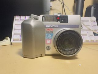 Olympus Camedia C-3100 Zoom CCD Digital Camera Digicam with Battery and Picture Card