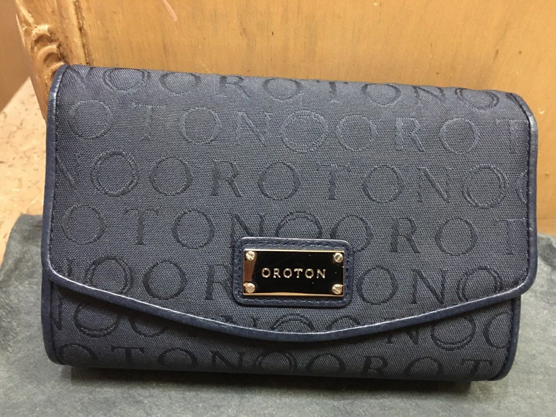 Original Oroton cosmetic purse (Category: Purses & Pouches) located in Paranaque City. Submitted by jd555 (Listing ID 1300180085, Image 2). Description: Oroton Cosmetic purse Authentic high-end brand in Australia Brand new Material: Monogram fabric/genuine leather Color: Navy blue Dimension: H 12cm W 17cm D 5cm With Jacquard signature lining Magnetic and zip closure with leather pull With inside mirror attached With inside pockets on both sides S