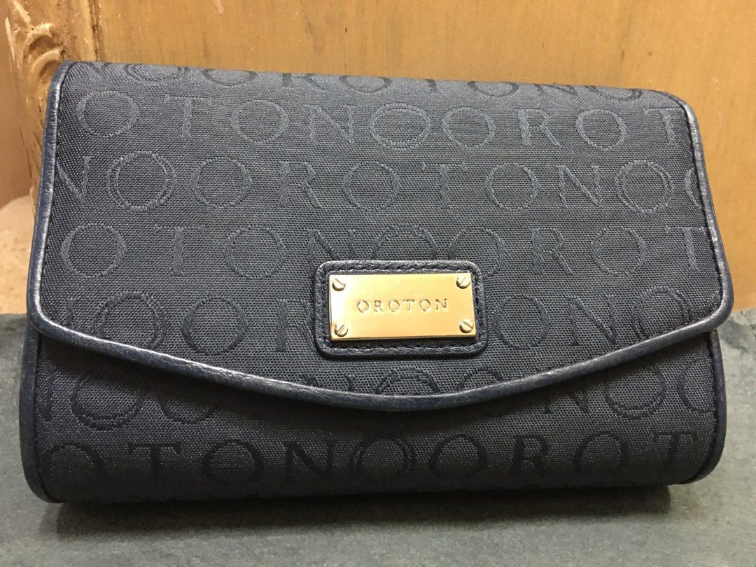 Original Oroton cosmetic purse (Category: Purses & Pouches) located in Paranaque City. Submitted by jd555 (Listing ID 1300180085, Image 1). Description: Oroton Cosmetic purse Authentic high-end brand in Australia Brand new Material: Monogram fabric/genuine leather Color: Navy blue Dimension: H 12cm W 17cm D 5cm With Jacquard signature lining Magnetic and zip closure with leather pull With inside mirror attached With inside pockets on both sides S