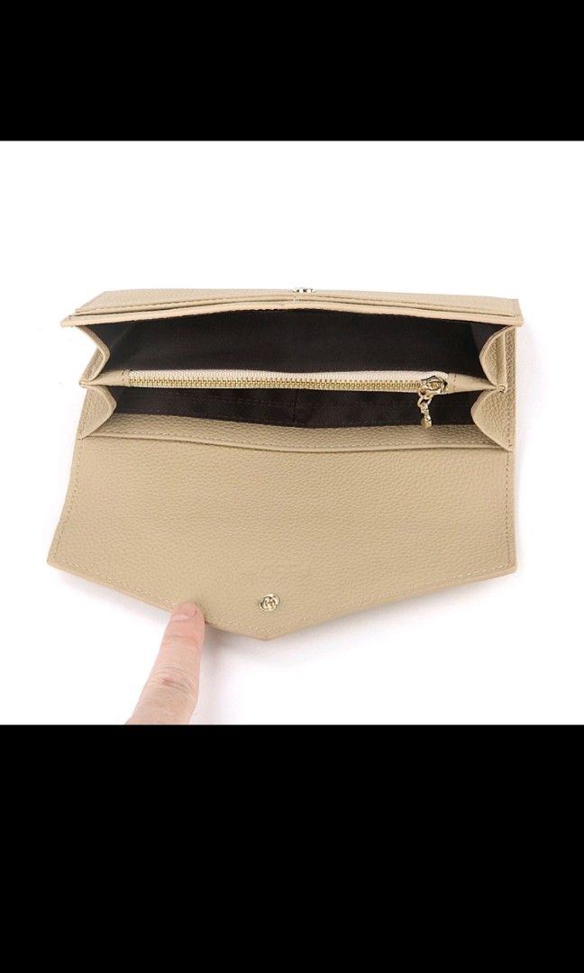 PABDER Genuine Cowhide Leather Italy (Category: Purses & Pouches) located in Makati City. Submitted by toothypatootie (Listing ID 1300166199, Image 3). Description: Selling low because it was given to me as a gift. Wallet has no photo slot, only for cards and copies Real leather, not PU or vegan 7.4in × 4.1 in x 0.9in.