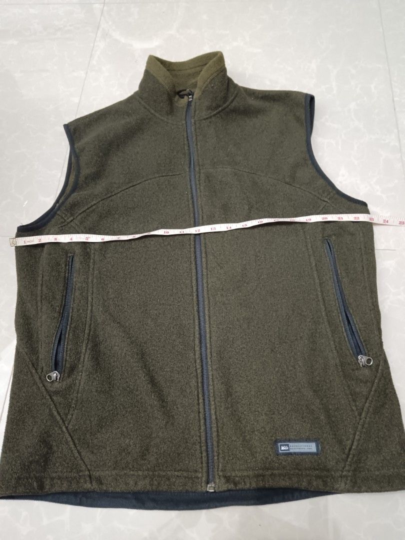 Polartec Vest (Category: Vests) located in Caloocan City. Submitted by _c14rr (Listing ID 1300178731, Image 3). Description: like new width:23 length:27 +sf mop:gcash . . . no meet ups.