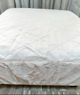 Pre-owned white mattress protector (Single)