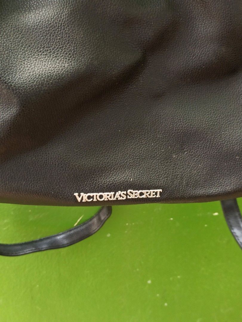 Victoria's Secret Black Leather Backpack (Category: Backpacks) located in Quezon City. Submitted by ukiyoshoots (Listing ID 1300156567, Image 2). Description: Black leather backpack from Victoria's Secret. Haven't used in the past decade. Has small stains, straps need aftercare Price is negotiable.