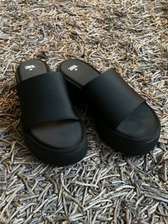 Zara Neoprene Track Sandals in Black || Size: 38