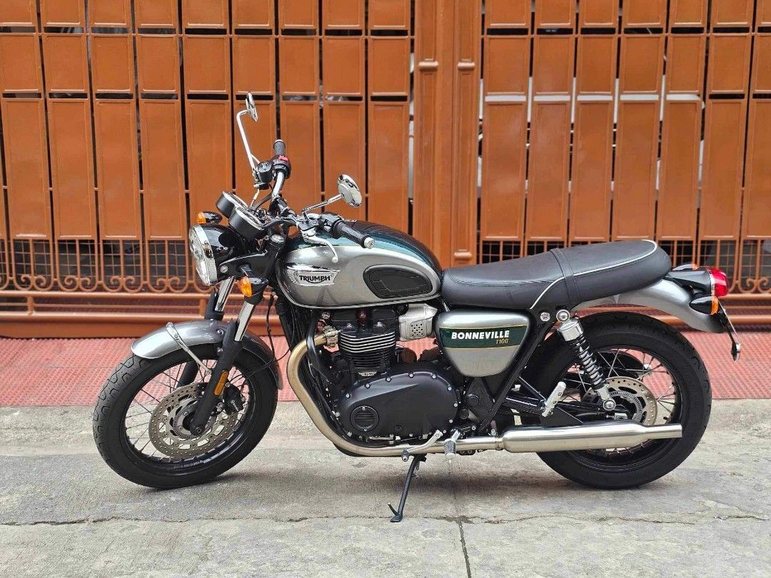 2022 Triumph T100 Goldline Edition (Category: Motorbikes for Sale) located in Manila. Submitted by atsatsats (Listing ID 1300337530, Image 1). Description: For Sale Only Triumph Bonneville 2022 T100 Goldline Edition Mileage : 1600km only Reason for selling : extra bike Location : Quezon City Bought in Triumph Greenhills.