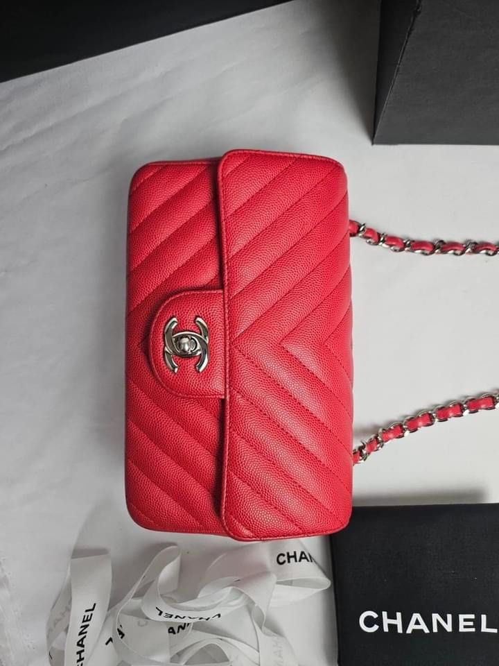 💯 authentic Chanel classic single flap bag (Category: Luxury Bags & Wallets) located in Cebu City. Submitted by forless.ph (Listing ID 1300377343, Image 2). Description: Authentic 💯 Moneyback guaranted 2x!!! CoMplete inclusions ✅ Free ship!!!.