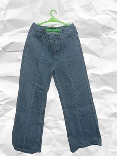 baggy jeans! very pretty!
