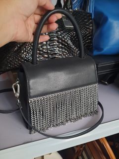 Declutter smal size Charles and Keith.  Etiqueta  inside