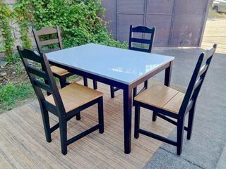 Dining Set 48”L x 32”W x 28”H (table) 17”L x 17”W x 18”SH (chairs) set  Solid wood In good condition