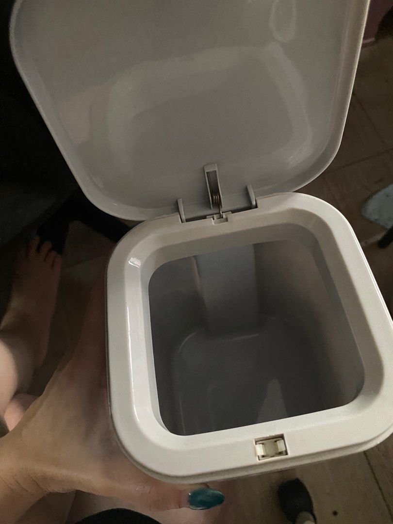 Dustbin (Category: Other Home Furniture) located in Singapore. Submitted by kerluer (Listing ID 1300348913, Image 3). Description: Mini dustbin. Ideal for office desk use .