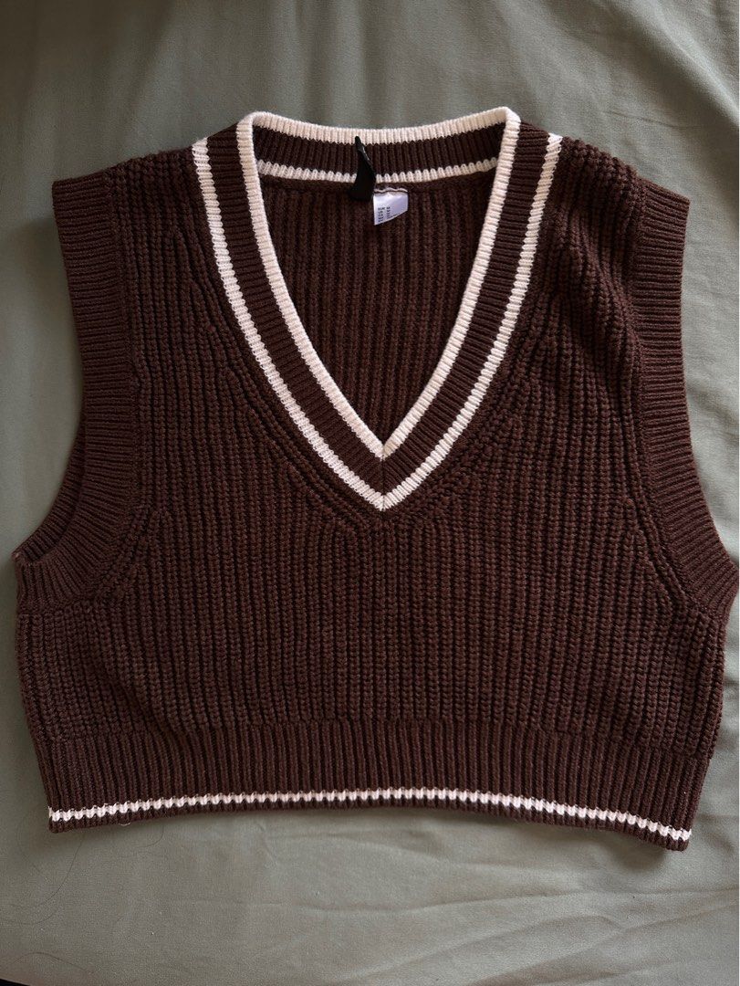 H&M Knitted Vest Brown and White Lining Medium (Category: Coats, Jackets and Outerwear) located in Mandaluyong City. Submitted by chiacells (Listing ID 1300269285, Image 1). Description: .