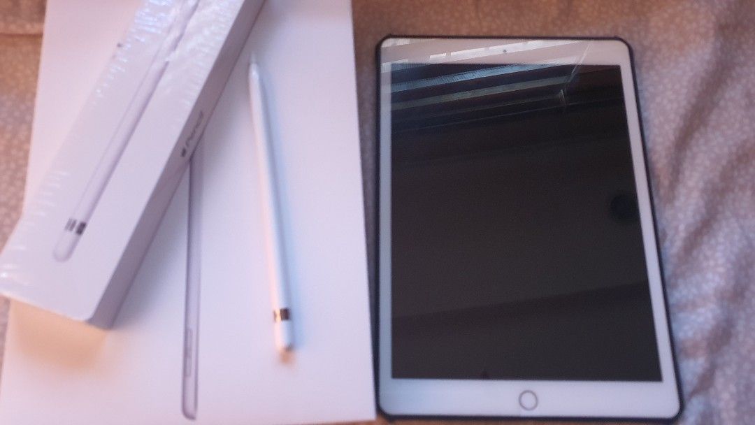 IPad 7th Gen bundle 32GB original owner (Category: iPad) located in Las Pinas. Submitted by destashmodeon (Listing ID 1300378306, Image 1). Description: iPad 7th Gen bundle with Apple Pencil and bluetooth keyboard.
