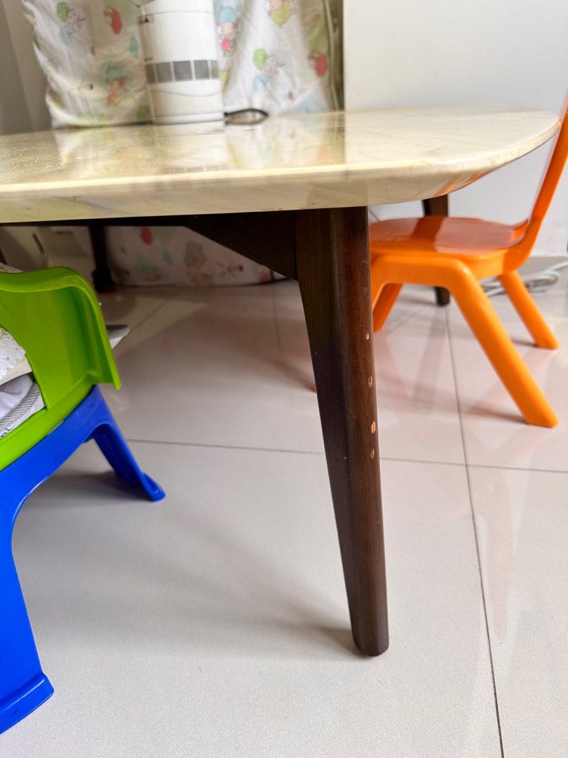 Marble table (Category: Tables & Sets) located in Singapore. Submitted by coolbear1818 (Listing ID 1300318019, Image 2). Description: There are some scratches on surface but not obvious .