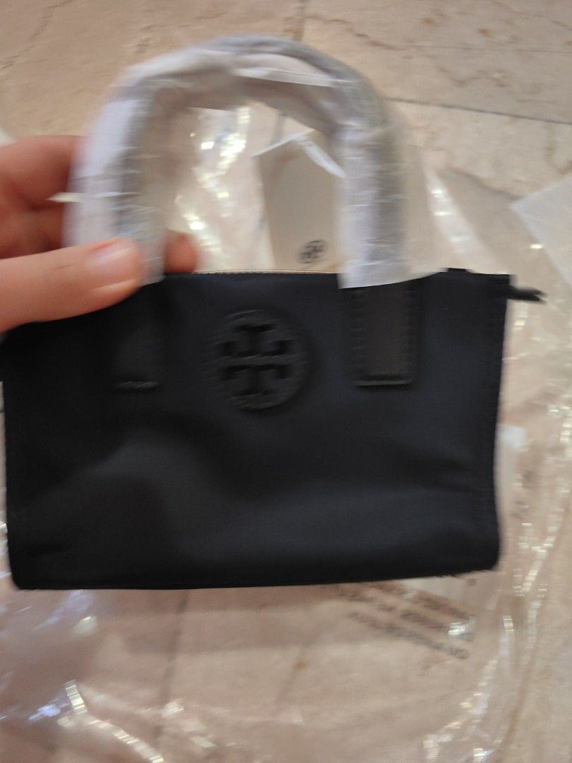 Mini Elle (Category: Shoulder Bags) located in Quezon City. Submitted by finds_stuff (Listing ID 1300275346, Image 3). Description: Material:nylon Color:black.