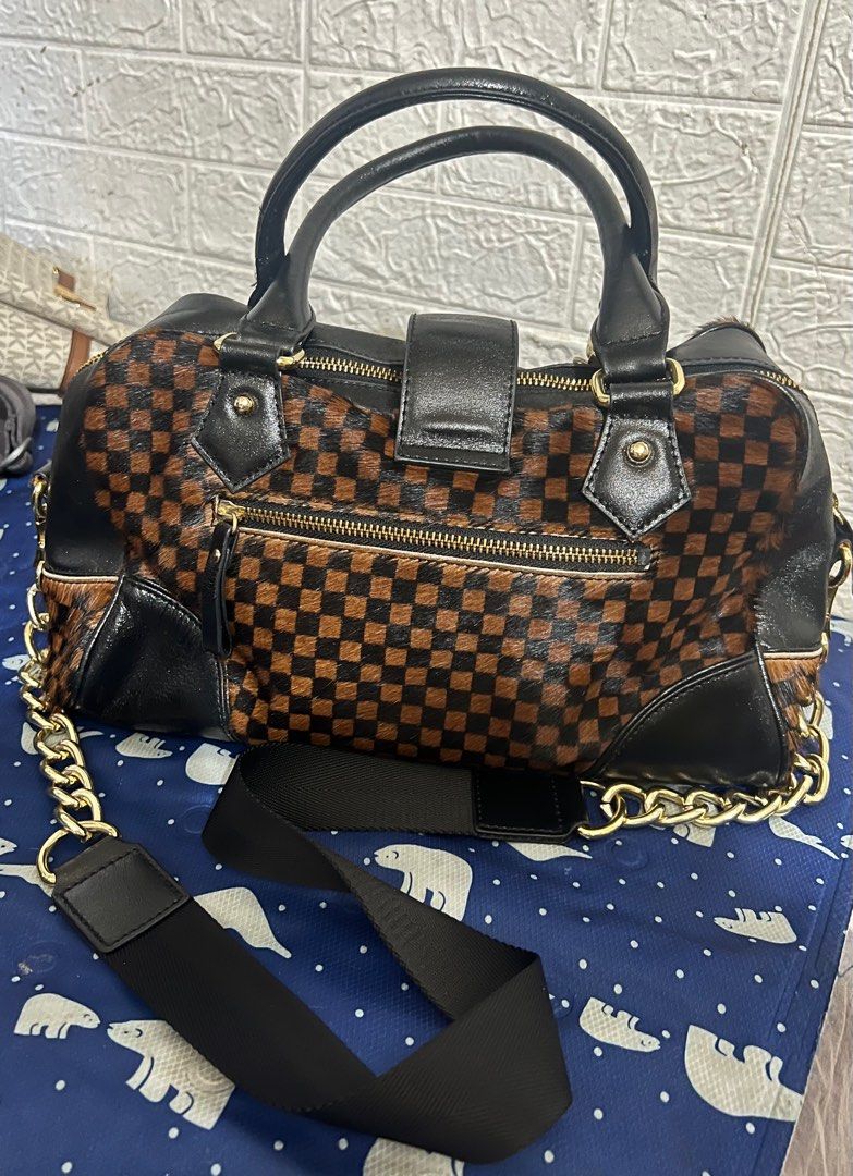 Roberta Di Camerino Hand Bag (Category: Luxury Bags & Wallets) located in Manila. Submitted by mitchteves (Listing ID 1300340601, Image 2). Description: Preloved, Intack pa lahat ang mga rubber lining Wla din mga rubs May sign of usage but not visible Yong metal niya lng nag fe fade kasi kaagamit. Peor di halaga..