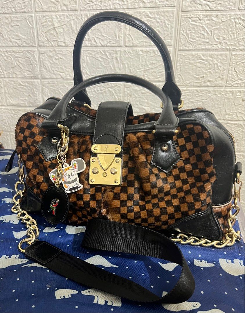 Roberta Di Camerino Hand Bag (Category: Luxury Bags & Wallets) located in Manila. Submitted by mitchteves (Listing ID 1300340601, Image 1). Description: Preloved, Intack pa lahat ang mga rubber lining Wla din mga rubs May sign of usage but not visible Yong metal niya lng nag fe fade kasi kaagamit. Peor di halaga..