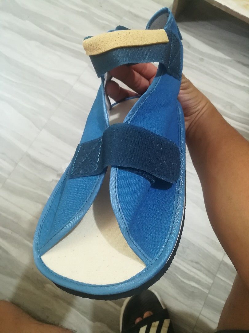 SALE 🌶️ Cast boot, canvas (Category: Braces, Support & Protection) located in Baguio. Submitted by highland_finds (Listing ID 1300287872, Image 2). Description: SALE!! FS: cast boot canvas material medium.