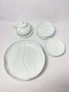 Takayanagi deep plate set ₱850 5 pcs saucer 3.9” 1 small condiment jar H:2.5” 1 flower saucer 3.9” 1 deep plate D: 7” H:2” With Box