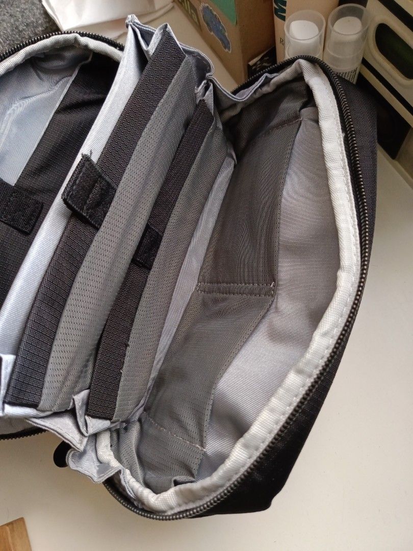 Taskin Stash electronics pouch (Category: Other Accessories) located in Singapore. Submitted by elliah (Listing ID 1300289513, Image 3). Description: Bought it off Indiegogo but never used because it was larger capacity than I expected. https://www.indiegogo.com/projects/taskin-stash-master-your-gadgets/x/1735340#/ Original Design: Taskin Electronics Organizer's original 180° stay-open design is meant to optimize storage and accessibility. One of