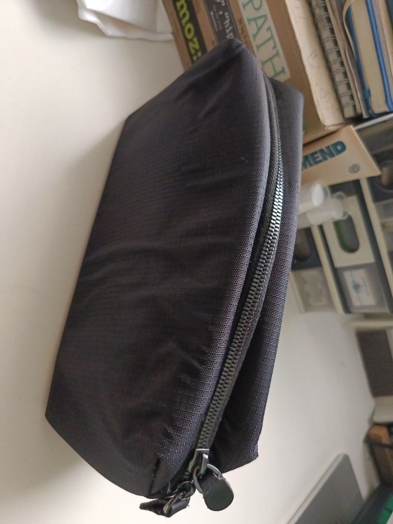 Taskin Stash electronics pouch (Category: Other Accessories) located in Singapore. Submitted by elliah (Listing ID 1300289513, Image 1). Description: Bought it off Indiegogo but never used because it was larger capacity than I expected. https://www.indiegogo.com/projects/taskin-stash-master-your-gadgets/x/1735340#/ Original Design: Taskin Electronics Organizer's original 180° stay-open design is meant to optimize storage and accessibility. One of