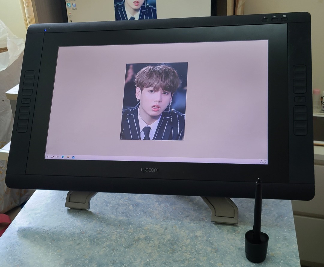 Cintiq 22hd Touch 觸控互動式數位筆顯示器, 電腦＆科技, 電腦周邊及配件, 電子屏幕 Carousell