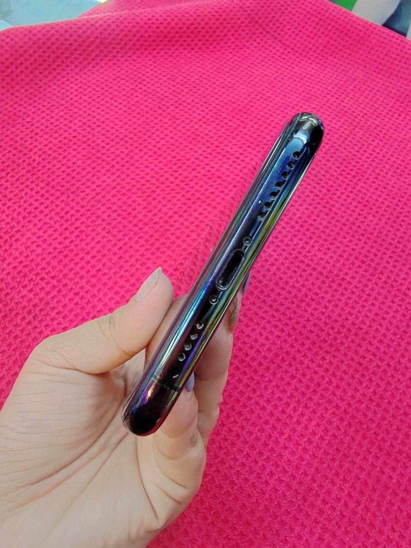 XSMAX 64GB AT&T lock (Category: iPhone X Series) located in Paranaque City. Submitted by louise240817 (Listing ID 1300373260, Image 2). Description: 64% bh orig battery Not yet openline No icloud issue Working face id and true tone.