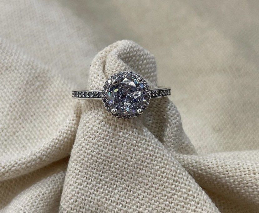 Round sparkle ring pandora top
