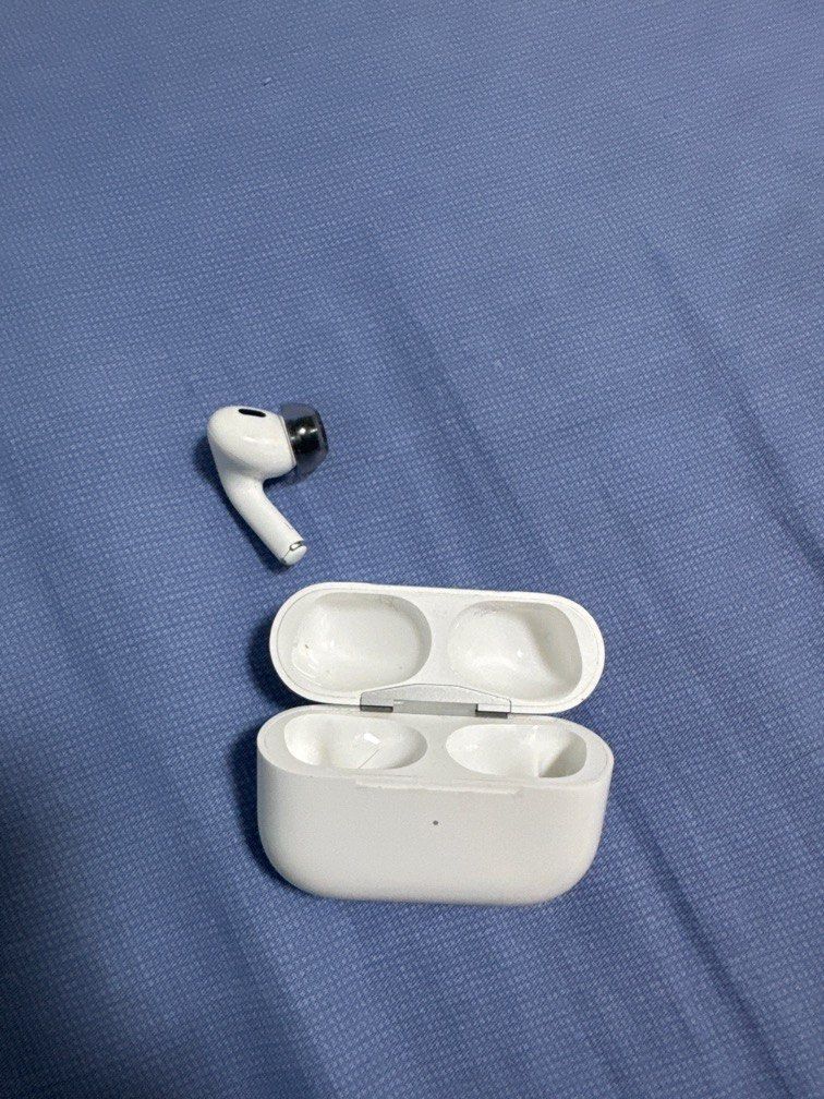 Apple AirPods Pro 2 lightning 充電盒和左耳, 音響器材, 耳機- Carousell