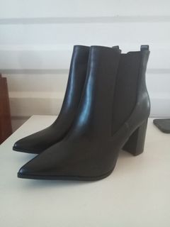 Black pointed 3.5in heels boots