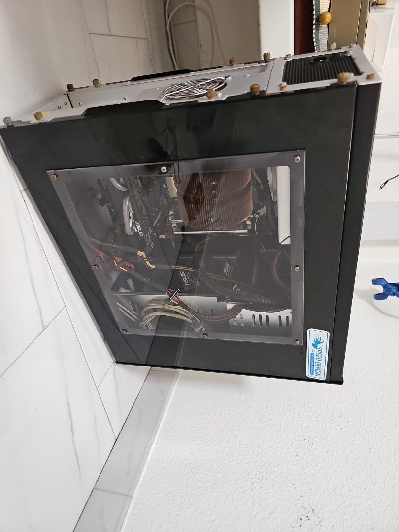 Computer see through casing with everything except hard disk. (Category: Computer Parts) located in Singapore. Submitted by leewnkt799568 (Listing ID 1300486751, Image 2). Description: .