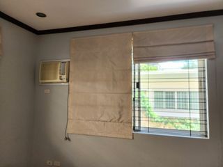 Cream colored cloth pull-up blinds (4pcs)
