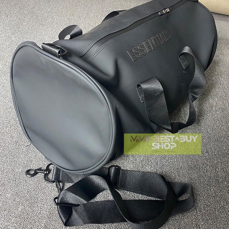 FOG ESSENTIALS DUFFLE BAG (Category: Backpacks) located in Manila. Submitted by koleksyonnimike3 (Listing ID 1300517097, Image 2). Description: ✓100% Authentic ✓Color: Black ✓Inclusions: Tags ,Ziplock, Leather ✓Materials: Nylon, Oxford ✓100% waterproof ✓Limited stock only ✓Cash on pick and cash on delivery are available nationwide Also available same day cash on delivery with Metro manila and near provinces. For legit checking you also visit our 