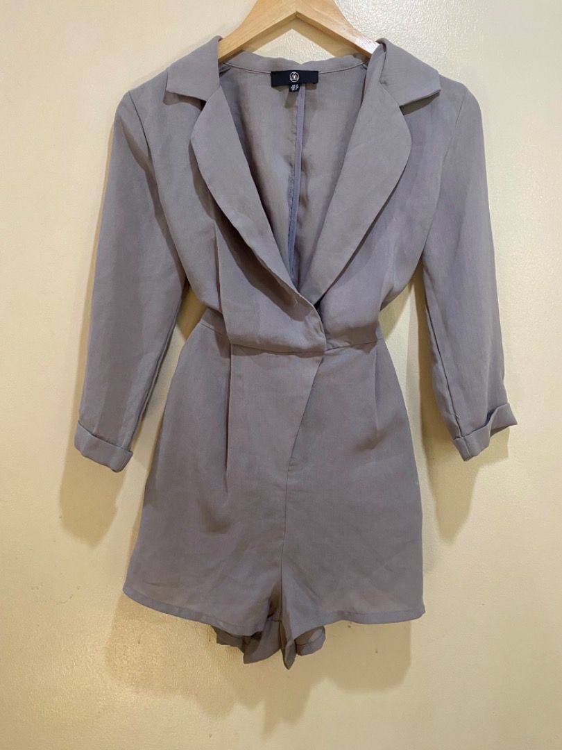 Gray Longsleeve Romper (Category: Rompers) located in Manila. Submitted by janicaking (Listing ID 1300499932, Image 1). Description: Need wash. Size Small.