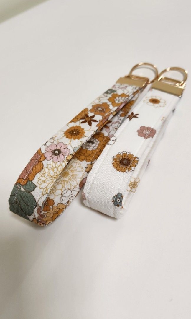 HANDMADE key chains♡♡ （分類：文具及工藝 - 手作）位於 Hong Kong。 由 i_sew 提交（商品編號 1300596607，圖片 2）。簡介： 可選不同尺寸及布款 提供姓名-短字句-標語 圖案個性定制 (*＾ー＾) 如果你自己有鍾意嘅小圖案 可以send比店主 ٩(•̤̀ᵕ•̤́๑)ᵒᵏᵎᵎᵎᵎ 包平郵 手工藝品非完美🙇‍♀️但店主人手用心制作🩷 手工測量尺寸或稍有微差 每件手作都是獨一無二 !!! 人手剪裁/拼接圖案/圖紋亦有所不同😊 現貨2天寄出 定4-5天寄出(視乎款式)。