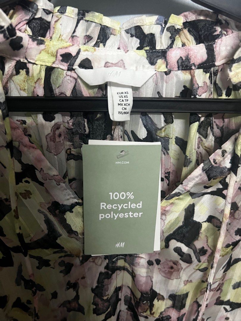 H&M Floral Blouse (Category: Blouses) located in Quezon City. Submitted by xpg13 (Listing ID 1300585802, Image 2). Description: H&M Floral blouse Size: XS Brand new, never worn, and still with tag RFS: too big on me.