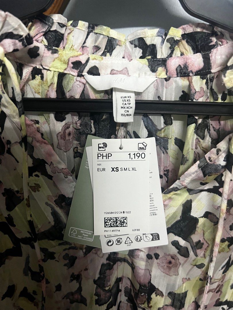 H&M Floral Blouse (Category: Blouses) located in Quezon City. Submitted by xpg13 (Listing ID 1300585802, Image 3). Description: H&M Floral blouse Size: XS Brand new, never worn, and still with tag RFS: too big on me.