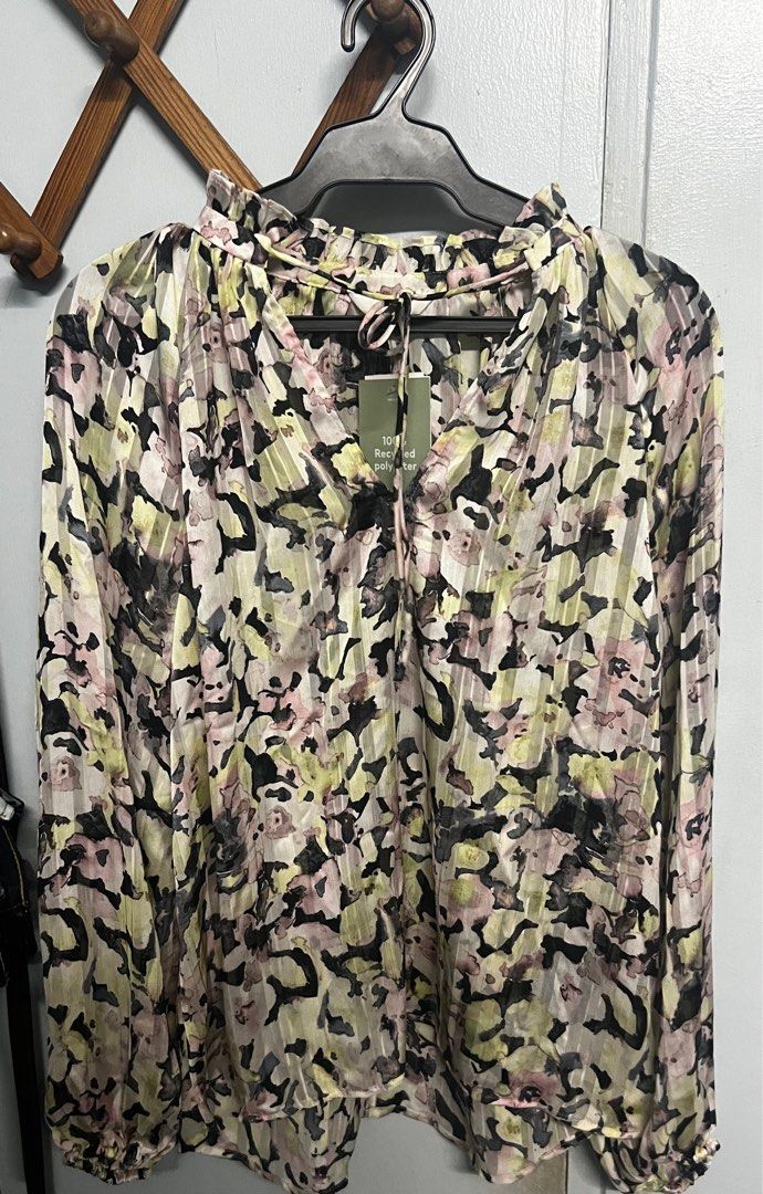 H&M Floral Blouse (Category: Blouses) located in Quezon City. Submitted by xpg13 (Listing ID 1300585802, Image 1). Description: H&M Floral blouse Size: XS Brand new, never worn, and still with tag RFS: too big on me.
